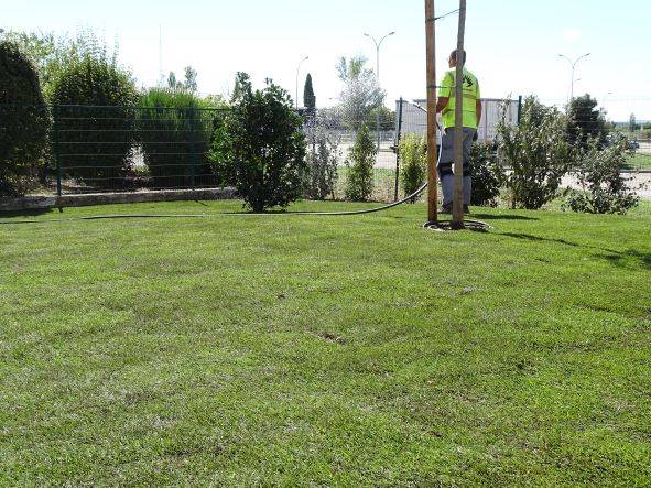 Préparation de terrain et la pose de gazon en plaque pour l'aménagement extérieur des espaces verts à Rognac